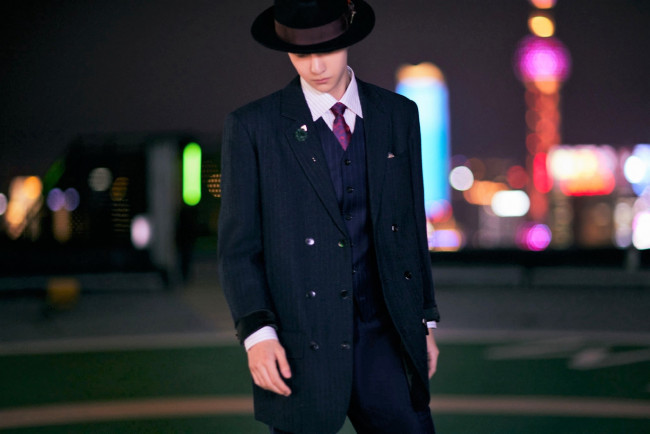 Обои картинки фото мужчины, wang yi bo, костюм, шляпа, город, огни
