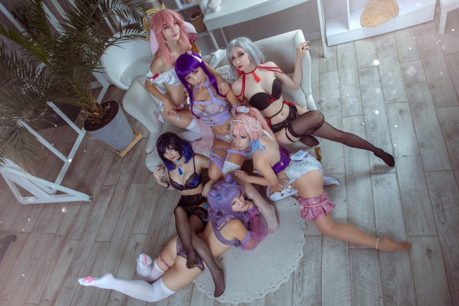 Обои картинки фото девушки, - креатив,  косплей, костюмы, образы, кресла, пол