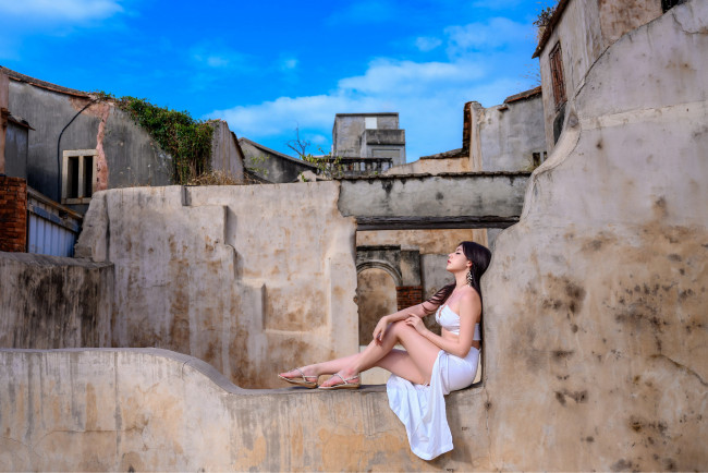 Обои картинки фото девушки, kiki hsieh, море, пальмы, азиатка, бикини, флаг