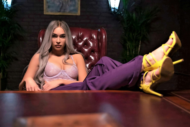 Обои картинки фото девушки, megan fox, актриса, каблуки, кресло, стол