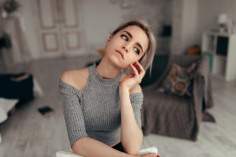 Картинка девушки -+блондинки +светловолосые саша русько регина сергеева смотрит на зрителя модель женщины в помещении глядя сторону лицо макияж свитер