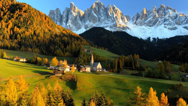 Обои картинки фото города, валь-де-фюнес,  санта-маддалена , италия, селение, горы, снег, деревья, осень
