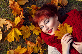 Картинка девушки -+рыжеволосые+и+разноцветные рыжая свитер листья кленовые осень трава лужайка
