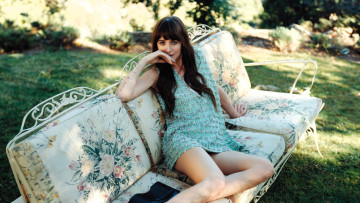 Картинка девушки dakota+johnson актриса шатенка платье диван лужайка