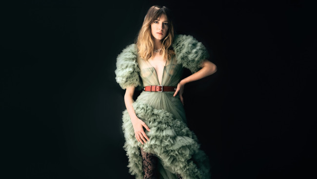 Обои картинки фото daisy edgar-jones, девушки, daisy edgar jones, актриса, платье, пояс, колготки