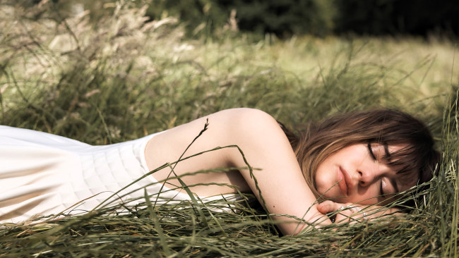 Обои картинки фото девушки, daisy edgar jones, шатенка, платье, трава, луг