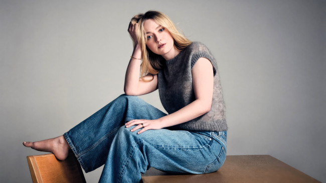 Обои картинки фото девушки, dakota fanning, актриса, блондинка, безрукавка, джинсы, стол