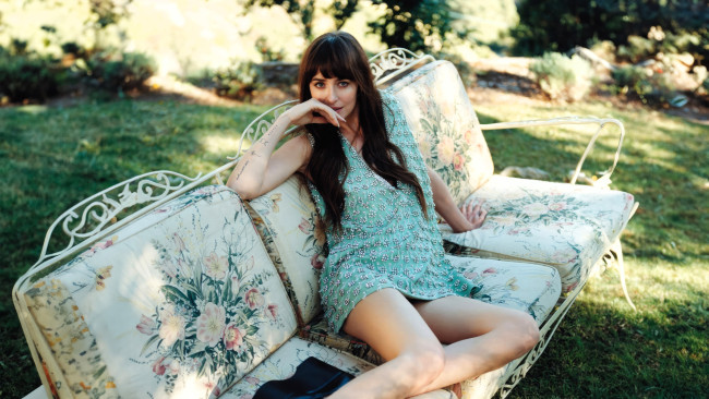 Обои картинки фото девушки, dakota johnson, актриса, шатенка, платье, диван, лужайка