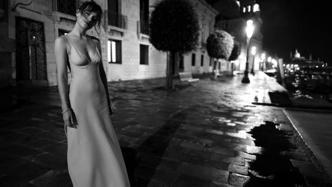 Обои картинки фото девушки, dakota johnson, черно-белая, актриса, платье, город, улица, дома, деревья