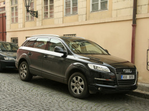 Картинка автомобили выставки уличные фото