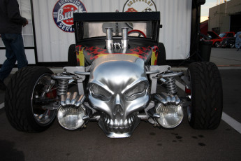 Картинка автомобили выставки уличные фото night