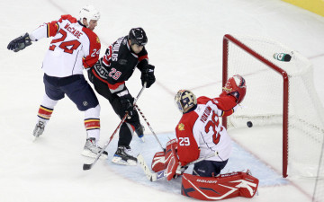 Картинка спорт хоккей атака шайба вратарь ворота гол