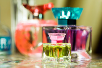 Картинка разное косметика +духи флаконы духи