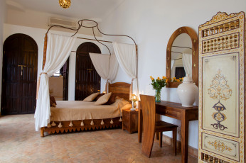 Картинка интерьер спальня постель кровать трюмо