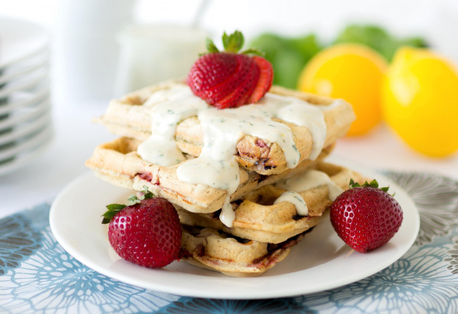 Обои картинки фото еда, пирожные,  кексы,  печенье, клубника