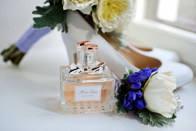 Обои картинки фото разное, косметические средства,  духи, туфли, цветы, духи