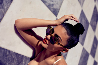 Картинка девушки kylie+jenner брюнетка очки лицо пол бюстгальтер