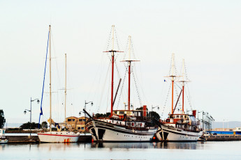 Картинка корабли разные+вместе причал