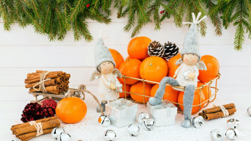 Картинка праздничные фигурки ангелы шишки корица мандарины