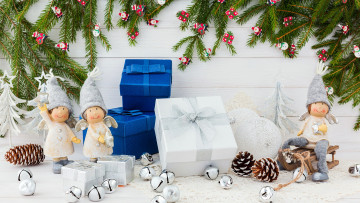 Картинка праздничные фигурки шарики подарки шишки ангелы