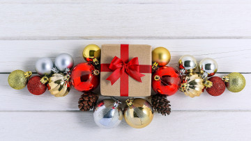 Картинка праздничные шары подарок шарики шишки