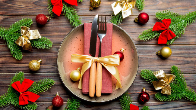 Обои картинки фото праздничные, - разное , новый год, банты, прибор, салфетка, шарики