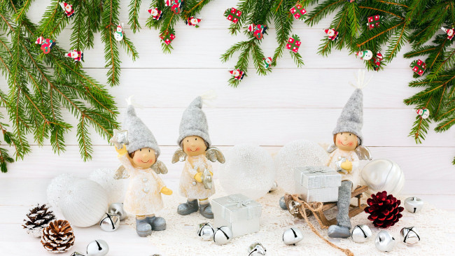 Обои картинки фото праздничные, фигурки, шарики, ангелы, шишки