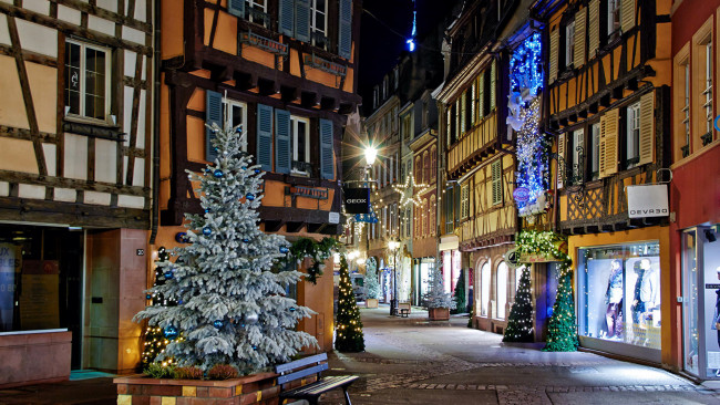 Обои картинки фото праздничные, новогодние пейзажи, улица, дома, иллюминация, елка