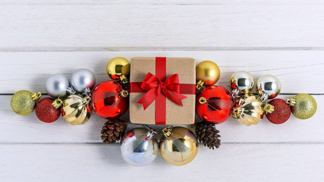 Обои картинки фото праздничные, шары, подарок, шарики, шишки