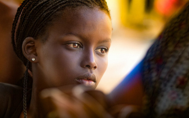 Обои картинки фото девушки, -unsort , лица,  портреты, девушка, модель, мулатка, молодая, взгляд, красотка, лицо, портрет, темнокожая, чернокожая