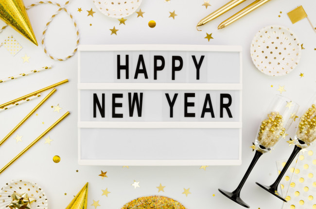 Обои картинки фото праздничные, - разное , новый год, пожелание, надпись, бусы, бокалы