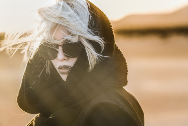 Обои картинки фото девушки, -unsort , лица,  портреты, очки, девушка, лицо, красотка, модель, платок, блондинка, портрет