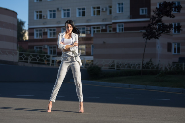 Обои картинки фото девушки, кристина романова, длинные, волосы, модель, дмитрий, шульгин, женщины, на, открытом, воздухе, здание, улица, кристина, романова, высокие, каблуки, костюмы, белая, одежда, брюнетка, взгляд, зрителя