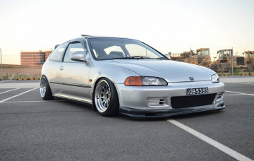 Картинка автомобили honda хонда серебристая стоянка