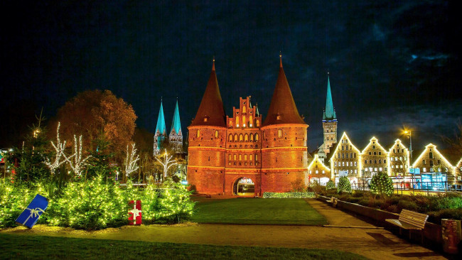 Обои картинки фото праздничные, новогодние пейзажи, башни, иллюминация