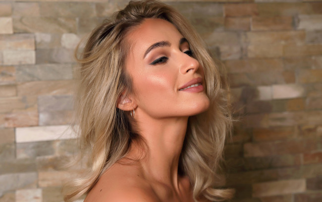 Обои картинки фото cara mell, девушки, cara, mell, девушка, портрет, лицо, причёска, блондинка, красотка, поза, взгляд, модель