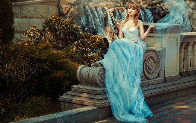 Обои картинки фото девушки, - рыжеволосые и разноцветные, водопад, шелковое, голубое, платье