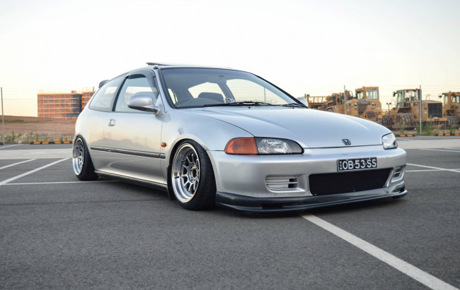 Обои картинки фото автомобили, honda, хонда, серебристая, стоянка