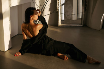 обоя деловая леди, девушки, - брюнетки,  шатенки, девушка, брюнетка, сексуальная, милая, модель, красивая, супер, сладкая, лапочка, симпатичная, классная, нежная, идеальная, няша, яркая, игривая, великолепная, обаятельная, жгучая, спокойная, удивительная