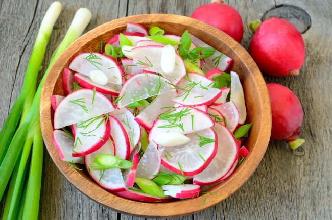 Обои картинки фото еда, редис,  репа,  редька, миска, ломтики, салат