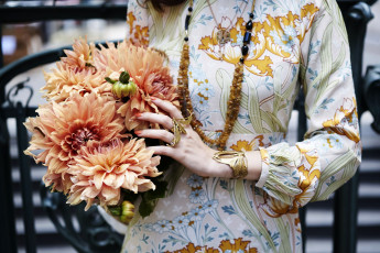 Картинка разное руки +ноги георгины букет женская рука украшения