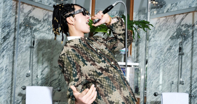 Обои картинки фото wang hedi , dylan wang, мужчины, косички, очки, пиджак, душ, ванна