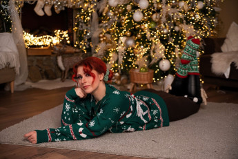 Картинка девушки ира+сокол образ наряд свитер рыжая носки коврик новый год ёлка украшения камин