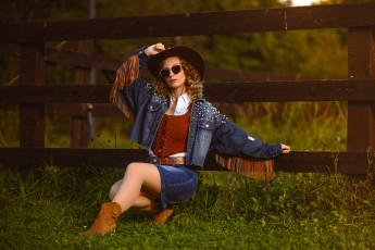 Картинка красивая+девушка девушки -+брюнетки +шатенки девушка женщина шатенка темноволосая сексуальная модель звезда позирует разная обувь верхняя стильная одежда нижнее эротическое бельё трусы лифчик колготки чулки аксессуары макияж и множество элементов на фотографии