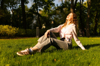 Картинка красивая+девушка девушки -+брюнетки +шатенки девушка женщина шатенка темноволосая сексуальная модель звезда позирует разная обувь верхняя стильная одежда нижнее эротическое бельё трусы лифчик колготки чулки аксессуары макияж и множество элементов на фотографии