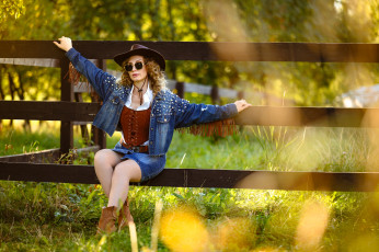 Картинка красивая+девушка девушки -+брюнетки +шатенки девушка женщина шатенка темноволосая сексуальная модель звезда позирует разная обувь верхняя стильная одежда нижнее эротическое бельё трусы лифчик колготки чулки аксессуары макияж и множество элементов на фотографии