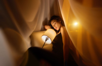 обоя красивая девушка, девушки, - брюнетки,  шатенки, девушка, женщина, брюнетка, темноволосая, сексуальная, модель, звезда, позирует, разная, обувь, верхняя, стильная, одежда, нижнее, эротическое, бельё, трусы, лифчик, колготки, чулки, аксессуары, макияж, и, множество, элементов, на, фотографии