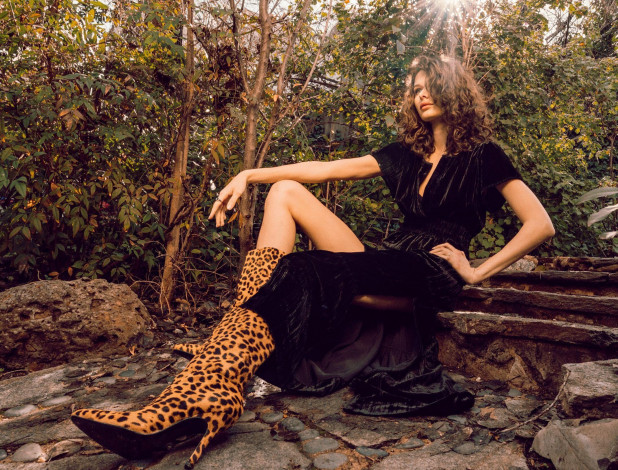 Обои картинки фото красивая девушка, девушки, - брюнетки,  шатенки, девушка, женщина, шатенка, темноволосая, сексуальная, модель, звезда, позирует, разная, обувь, верхняя, стильная, одежда, нижнее, эротическое, бельё, трусы, лифчик, колготки, чулки, аксессуары, макияж, и, множество, элементов, на, фотографии