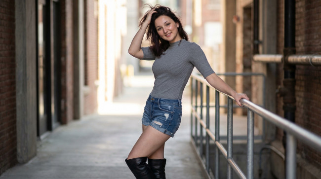 Обои картинки фото красивая девушка, девушки, - брюнетки,  шатенки, девушка, женщина, брюнетка, темноволосая, сексуальная, модель, звезда, позирует, разная, обувь, верхняя, стильная, одежда, нижнее, эротическое, бельё, трусы, лифчик, колготки, чулки, аксессуары, макияж, и, множество, элементов, на, фотографии