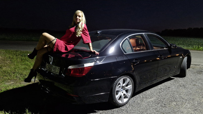 Обои картинки фото автомобили, -авто с девушками, bmw, 5, series